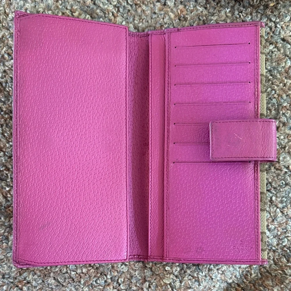 Gucci Tan and Pink Monogram Clutch - Picture 5 of 6